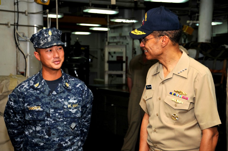 US Navy 120126-N-IT566-029 Adm. Cecil Haney, commander of U.S. Pacific Fleet, talks with Chief Machinery Repairman Oly Samonte, the machine shop's