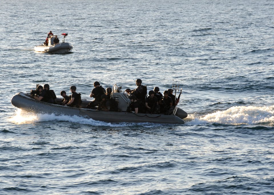 US Navy 120131-N-PK218-005 Visit, board, search and seizure (VBSS) teams, assigned to the guided-missile cruiser USS Vicksburg (CG 69) maneuver rig