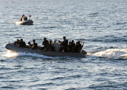 US Navy 120131-N-PK218-005 Visit, board, search and seizure (VBSS) teams, assigned to the guided-missile cruiser USS Vicksburg (CG 69) maneuver rig