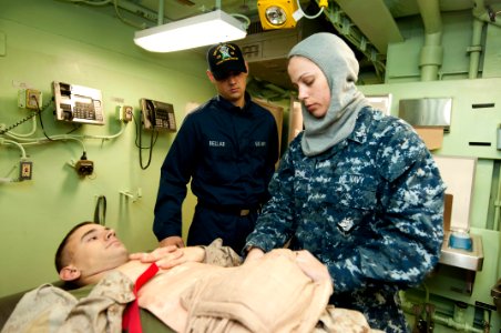 US Navy 120130-N-PB383-033 A Sailor provides medical care to a simulated casualty
