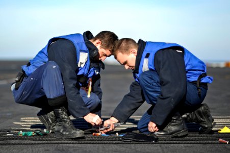 US Navy 120131-N-XE109-104 Sailors replace the chemical lights on a phone and distance line