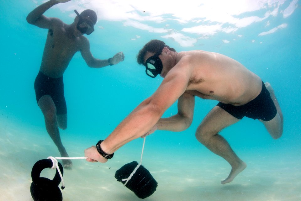 US Navy EOD works with Belizean SEALs as part of Southern Partnership Station 140616-N-IP743-398