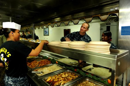 US Navy 120204-N-WL435-122 Chief of Naval Operations (CNO) Adm. Jonathan Greenert has lunch with the crew aboard the amphibious assault ship USS Wa