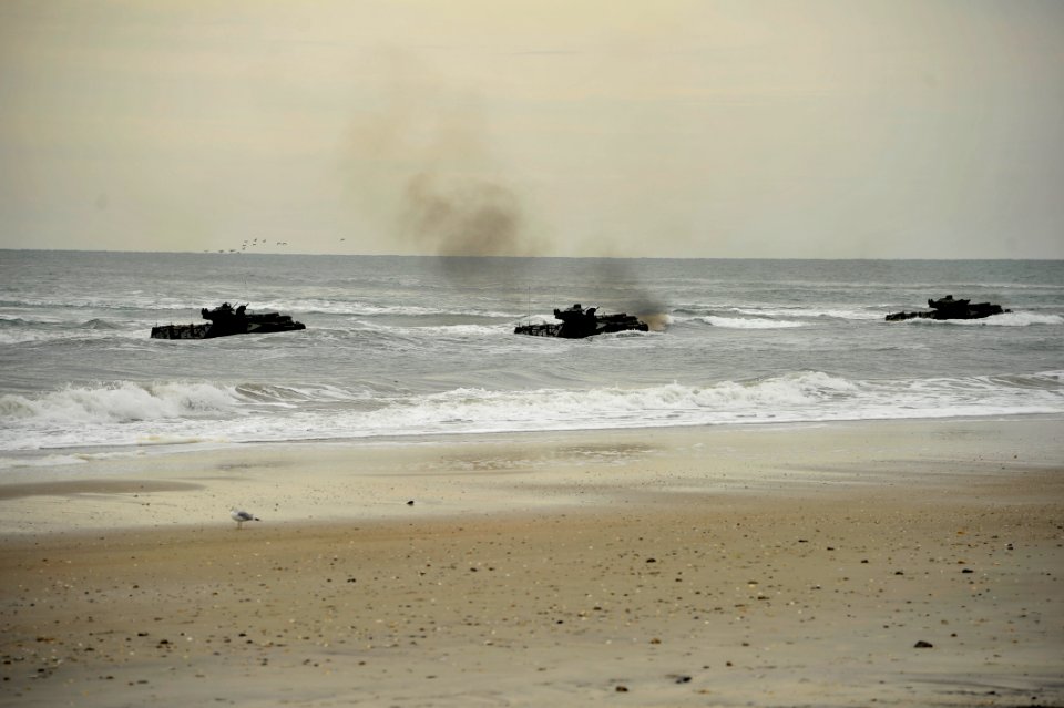 US Navy 120206-N-KB666-169 Amphibious assault vehicles (AAV) from the amphibious transport dock ship USS Oak Hill (LSD 51) make their way toward th