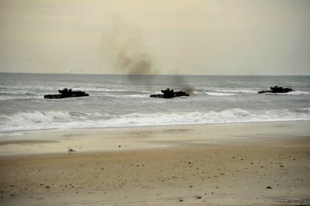 US Navy 120206-N-KB666-169 Amphibious assault vehicles (AAV) from the amphibious transport dock ship USS Oak Hill (LSD 51) make their way toward th