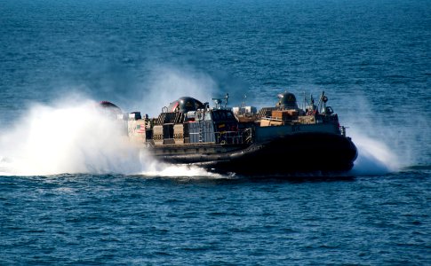 US Navy 120207-N-PB383-656 A landing craft air cushion assigned to Assault Craft Unit (ACU) 5 approaches the welldeck of the amphibious transport d