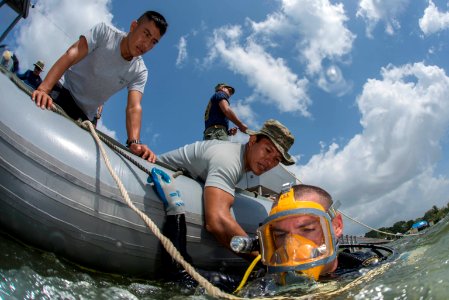 US Navy divers conduct a dive with Guatemalan divers as part of Southern Partnership Station '14 140801-N-IP743-062
