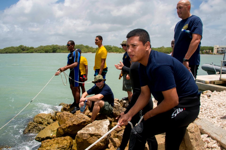 US Navy divers and Belizean Coast Guard divers work together during Southern Partnership Station '14 140618-N-IP743-168