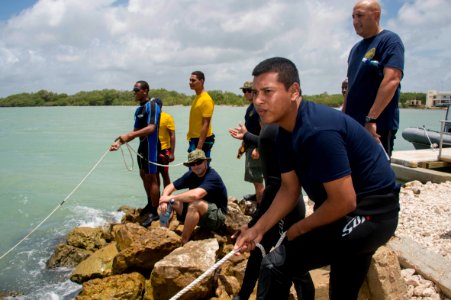 US Navy divers and Belizean Coast Guard divers work together during Southern Partnership Station '14 140618-N-IP743-168