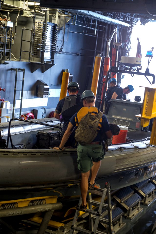 US Navy divers prepare to operate tow fish side scan sonar 150111-N-DC018-063