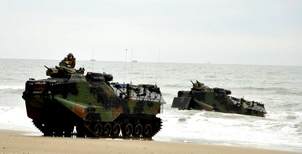 US Navy 120206-N-KB666-196 Amphibious assault vehicles (AAV) from the amphibious transport dock ship USS Oak Hill (LSD 51) make their way toward th