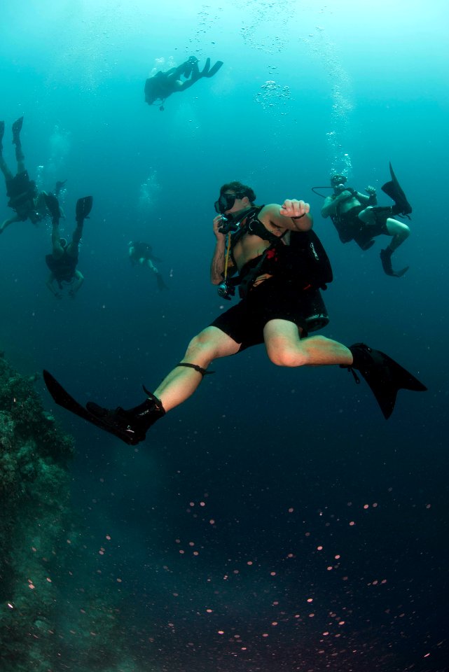 US Navy divers and Belizean Coast Guard divers work together during Southern Partnership Station '14 140713-N-IP743-296