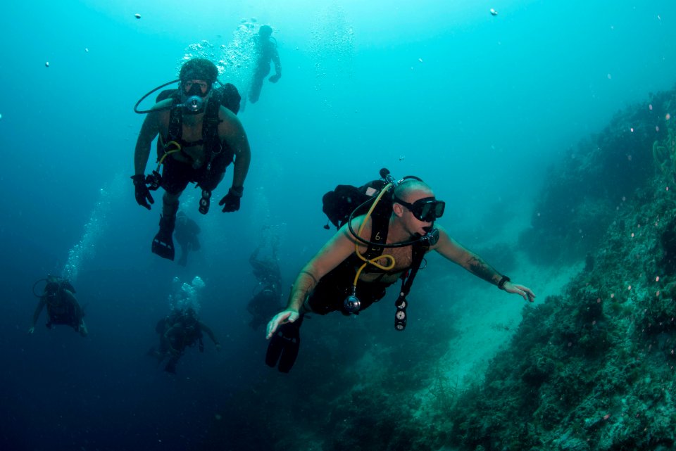 US Navy divers and Belizean Coast Guard divers work together during Southern Partnership Station '14 140713-N-IP743-308