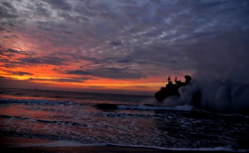 US Navy 120206-N-KB666-048 A landing craft air cushion (LCAC) returns to the amphibious assault ship USS Kearsarge (LHD 3) during a Bold Alligator
