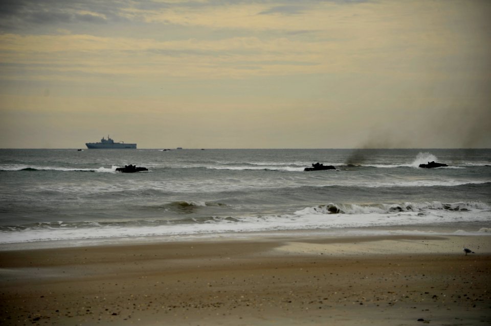 US Navy 120206-N-KB666-155 Amphibious assault vehicles (AAV) from the amphibious transport dock ship USS Oak Hill (LSD 51) make their way toward sh