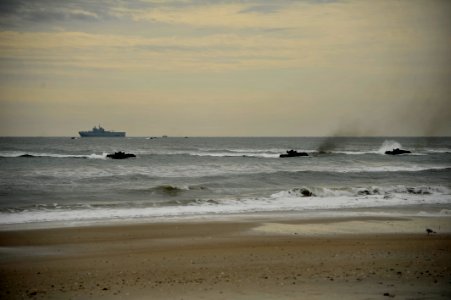 US Navy 120206-N-KB666-155 Amphibious assault vehicles (AAV) from the amphibious transport dock ship USS Oak Hill (LSD 51) make their way toward sh
