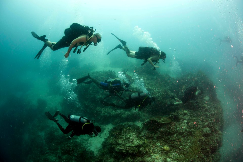 US Navy divers and Belizean Coast Guard divers work together during Southern Partnership Station '14 140713-N-IP743-335