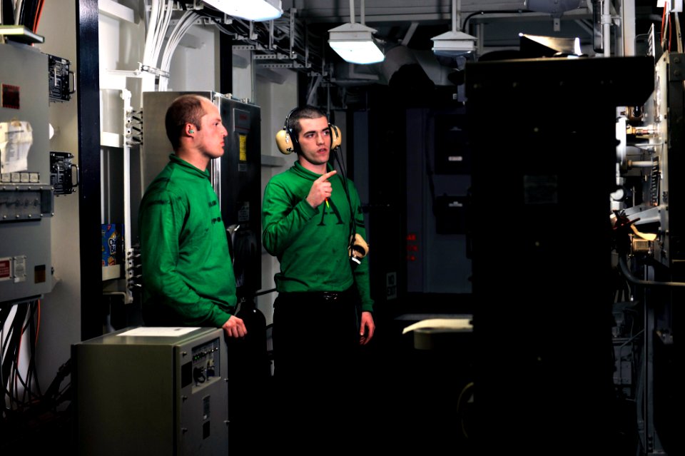 US Navy 120207-N-YZ751-019 A Sailor trains on arresting gear equipment