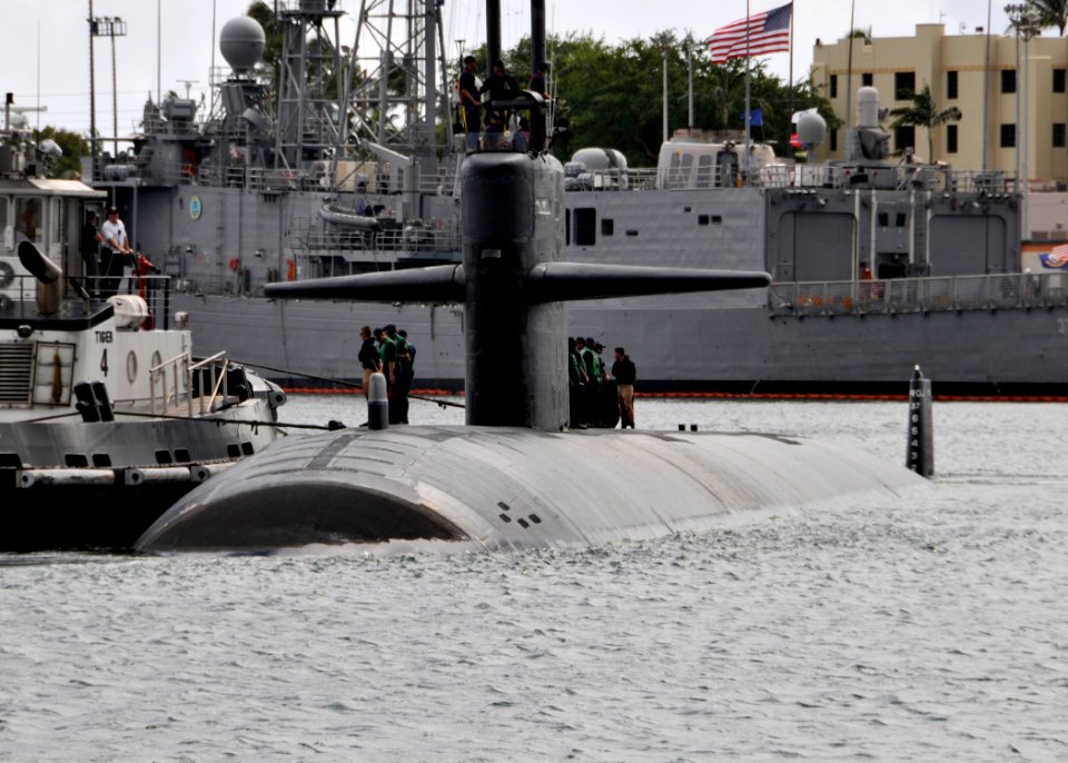 US Navy 120207-N-UK333-051 The los Angeles-class submarine USS Louisville (SSN 724) departs Joint Base Pearl Harbor-Hickam for a scheduled six-mont