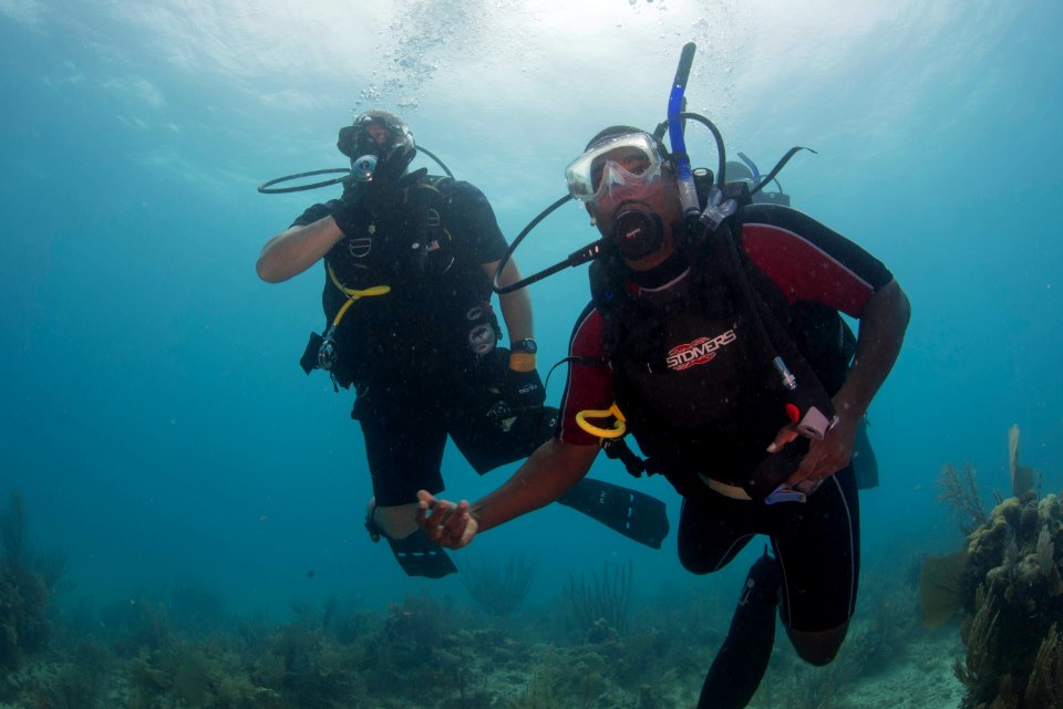 US Navy divers and Belizean Coast Guard divers work together during Southern Partnership Station '14 140613-N-IP743-177