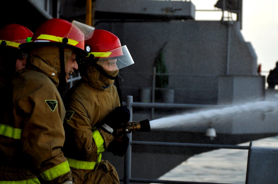 US Navy 120210-N-UT411-310 Sailors participate in damage control training
