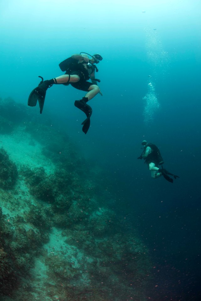 US Navy divers and Belizean Coast Guard divers work together during Southern Partnership Station '14 140713-N-IP743-304