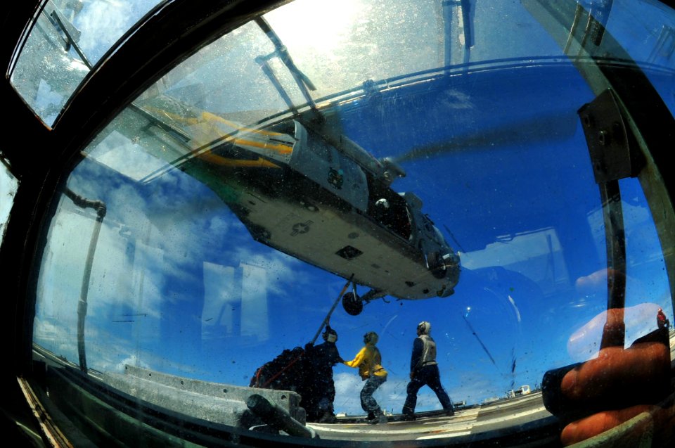 US Navy 120212-N-ED900-236 Flight deck personnel aboard the Arleigh Burke-class guided-missile destroyer USS Pinckney (DDG 91) connect a pallet to