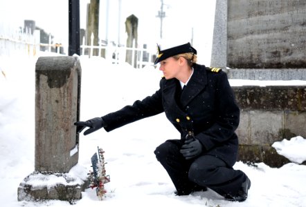 US Navy 120215-N-MU720-029 Lt. Cmdr. Suzanne Schang, commanding officer of the mine countermeasures ship USS Patriot (MCM 7), reads the inscription