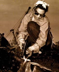 US Navy 80-G-41628 Hawaiian female worker cutting steel during salvage efforts after Pearl Harbor attack
