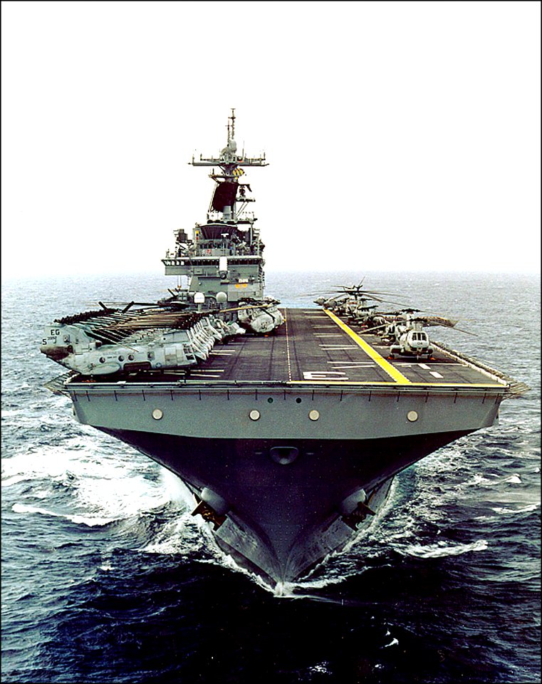 US Navy 970529-N-0000A-001 USS Kearsarge (LHD 3) underway