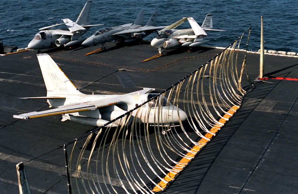US Navy DN-SC-93-04869 S-3A Viking emergency landing USS Abraham Lincoln (CVN-72)