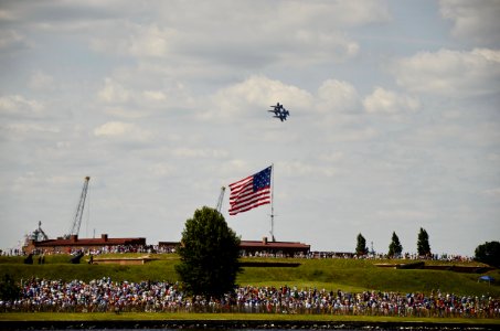 US Navy Blue Angels enter Baltimore Harbor 120616-N-CG900-033