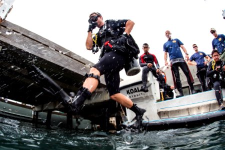 US Navy is participating in bilateral training with Royal Australian Navy. (30842699436)