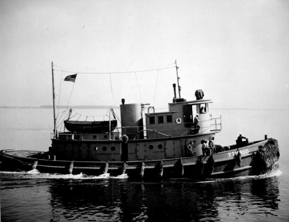 US Navy tug YTM-466 in Chesapeake Bay 1945