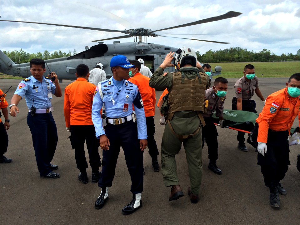 US Navy transfers recovered bodies from AirAsia Flight QZ8501 to Indonesian authorities 150102-N-NN999-002