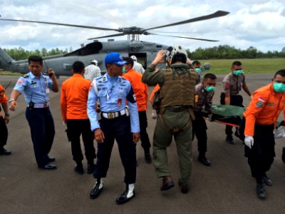 US Navy transfers recovered bodies from AirAsia Flight QZ8501 to Indonesian authorities 150102-N-NN999-002