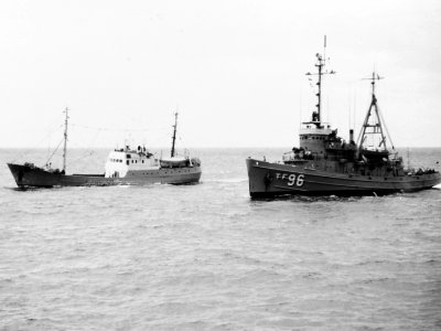 USS Abnaki (ATF-96) and Soviet trawler Gidrofon underway in the South China Sea on 18 December 1967 (K-43379)