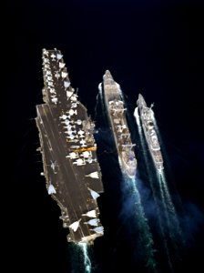 USNS Passumpsic (T-AO-107) refueling USS Ranger (CV-61) and French destroyer Latouche-Treville (D646) on 3 April 1991 (6483832)