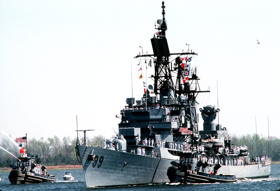 USS Ahoskie (YTB-804) and Antigo (YTB-792) come alongside of USS Macdonough (DDG-39) at Charleston, South Carolina (USA), 22 March 1991 (6468910)