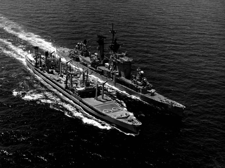USNS Passumpsic (T-AO-107) refuels USS Chicago (CG-11) in the Western Pacific, 14 March 1978 (USN 1172568)