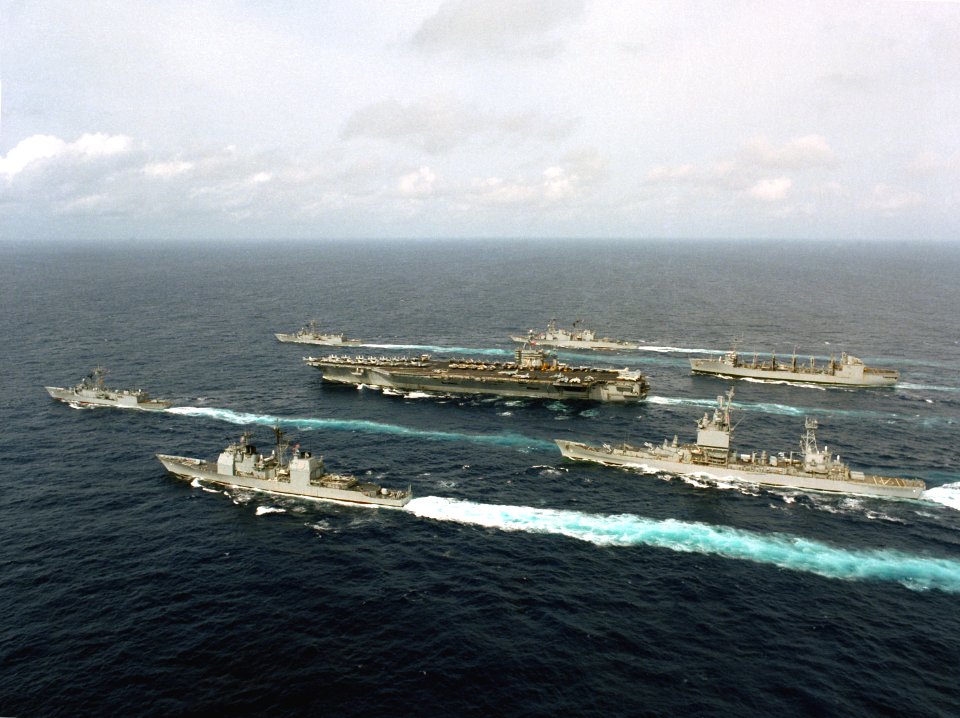 USS Abraham Lincoln (CVN-72) battle group underway in the Pacific Ocean on 1 June 1991 (6475470)