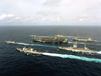 USS Abraham Lincoln (CVN-72) battle group underway in the Pacific Ocean on 1 June 1991 (6475470)