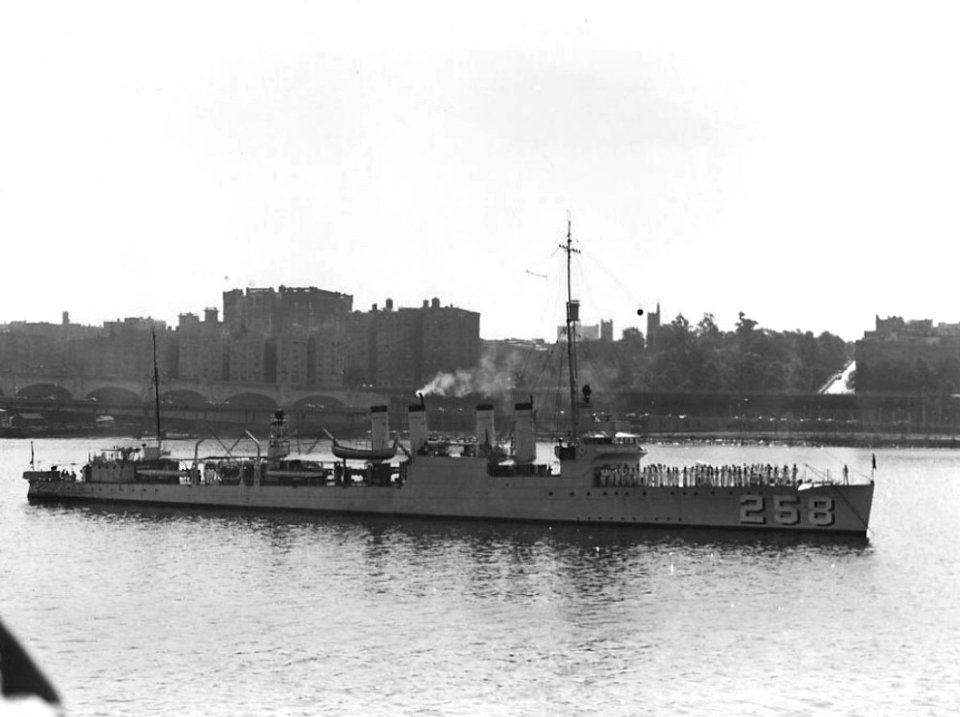 USS Aulick (DD-258) anchored off New York City, circa 1939-1940 (NH 66335)