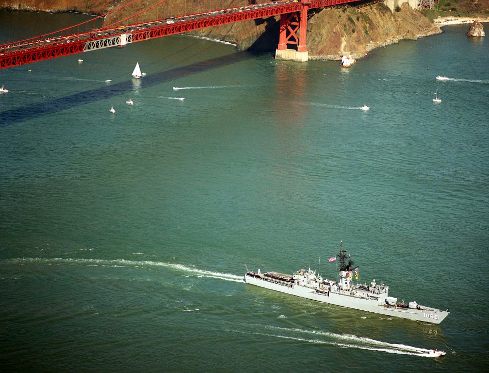 USS Bagley (FF-1069) passing Golden Gate Bridge, 1985