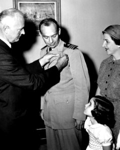 USN 710503- Naval Balloonist Commander Ross Receives Distinguished Flying Cross