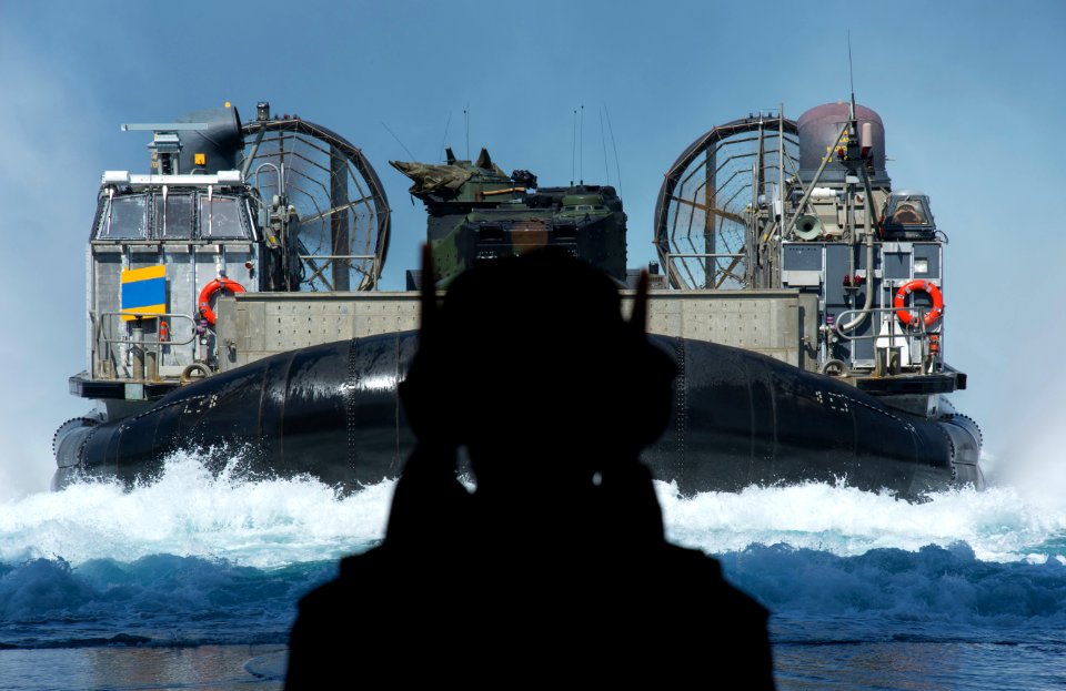 USS Anchorage commissioning 130422-N-DR144-094