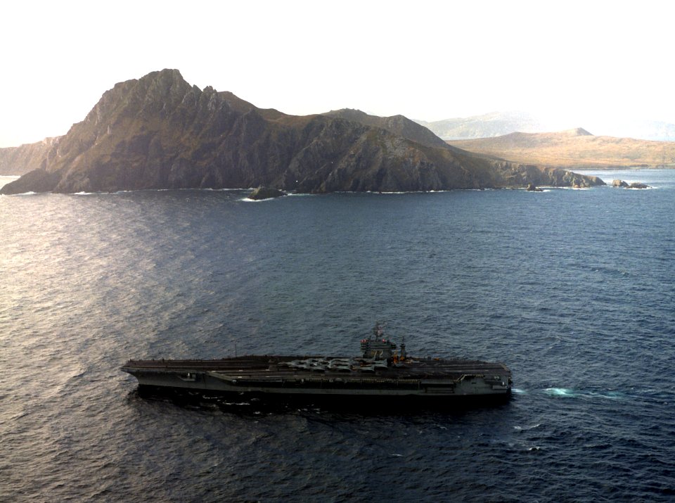 USS Abraham Lincoln (CVN-72) off Cape Horn on 27 October 1990 (6476615)