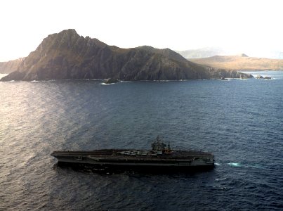 USS Abraham Lincoln (CVN-72) off Cape Horn on 27 October 1990 (6476615)