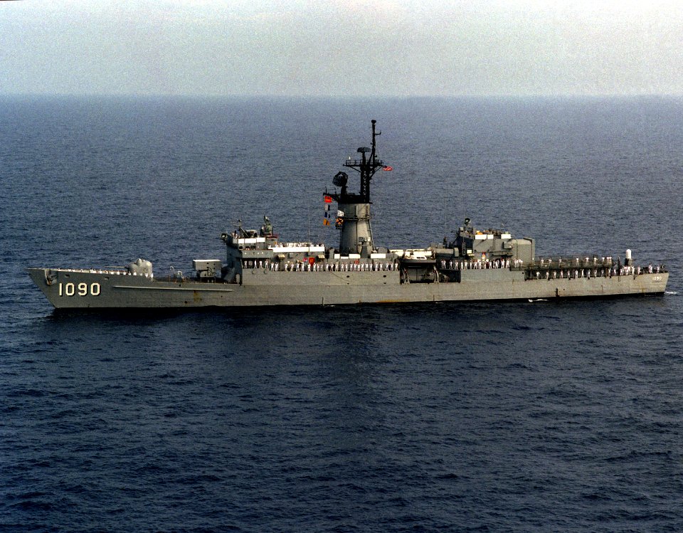 USS Ainsworth (FF-1090) underway off Augusta Bay, Sicily, Italy, on 17 October 1987 (6452192)