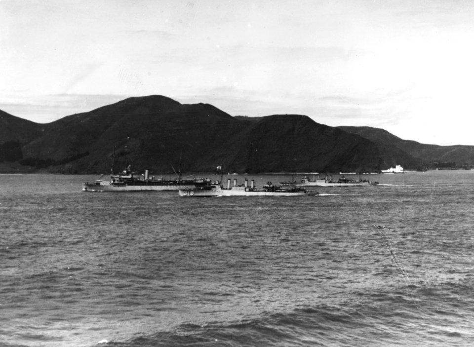 USS Beaver (AS-5) leads USS Kidder (DD-319) and USS Macdonough (DD-331) out to sea off San Francisco, California (USA), 15 April 1925 (NH 72402)